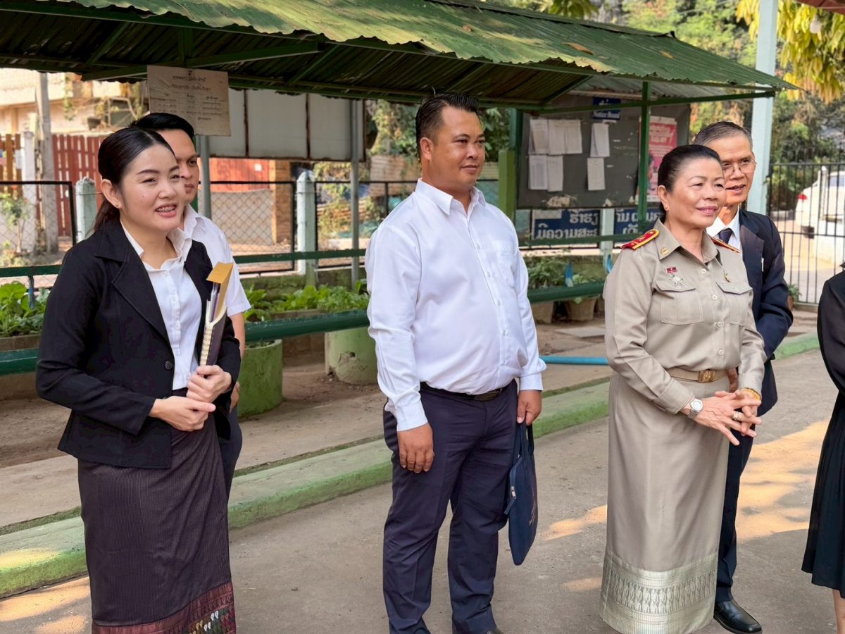 มูลนิธิรางวัลสมเด็จเจ้าฟ้ามหาจักรี เยี่ยมครูคูณวิไล เคนกิตติสัก รางวัลฯ ปี 2560 ณ โรงเรียนประถมศึกษาสมบูรณ์ทงกาง แขวงเวียงจันทน์