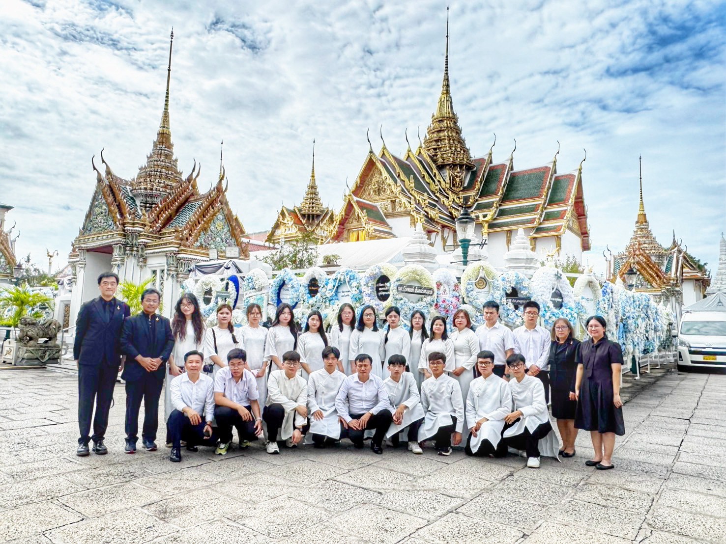 มูลนิธิรางวัลสมเด็จเจ้าฟ้ามหาจักรี นำคณะครูรางวัลสมเด็จเจ้าฟ้ามหาจักรีและเยาวชนจากเวียดนาม ร่วมกราบถวายบังคมพระบรมศพ สมเด็จพระนางเจ้าสิริกิติ์ พระบรมราชินีนาถ พระบรมราชชนนีพันปีหลวง